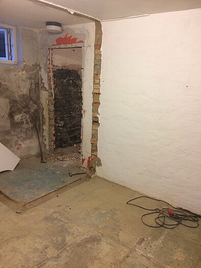 Renovering kælder, gulv oprevet og væg fjernet