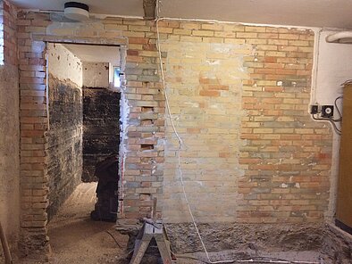 Renovering af kælder, oprevet gulv, murerarbejde, væg puds